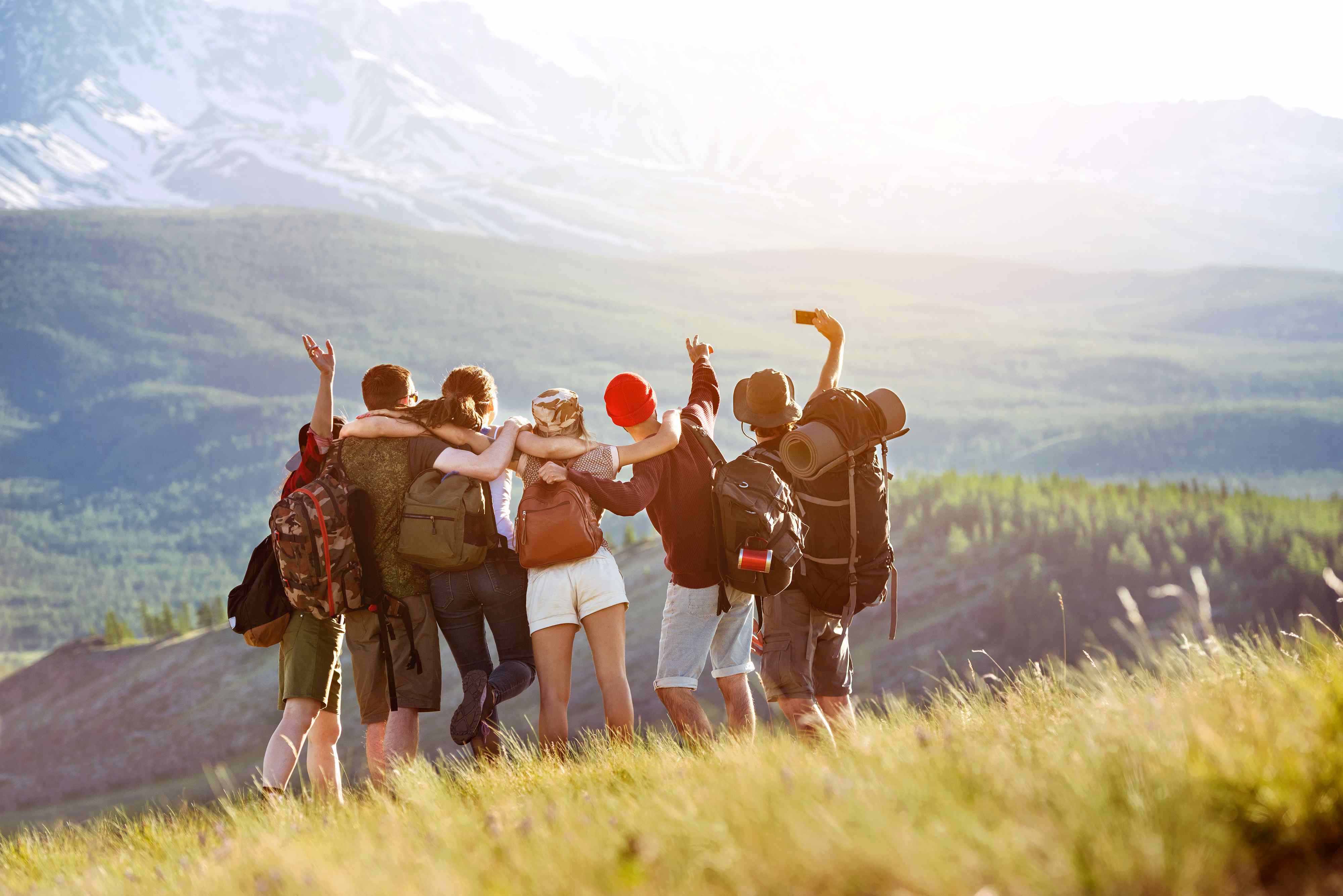 花瓣素材_快乐的游客朋友在山区自拍_111346176 (1) 花瓣素材_快乐的游客朋友在山区自拍_111346176 (1)